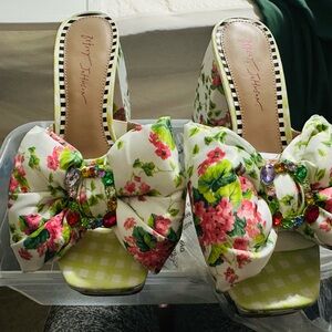 Betsey Johnson Garden Party Bow Slides - White Pink Green